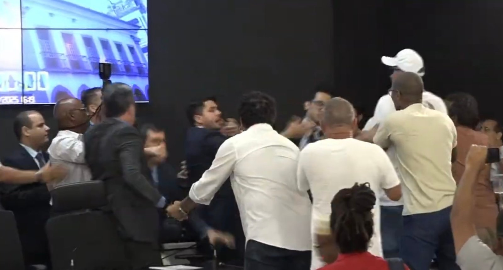 Confusão generalizada com professores e vereadores de Salvador