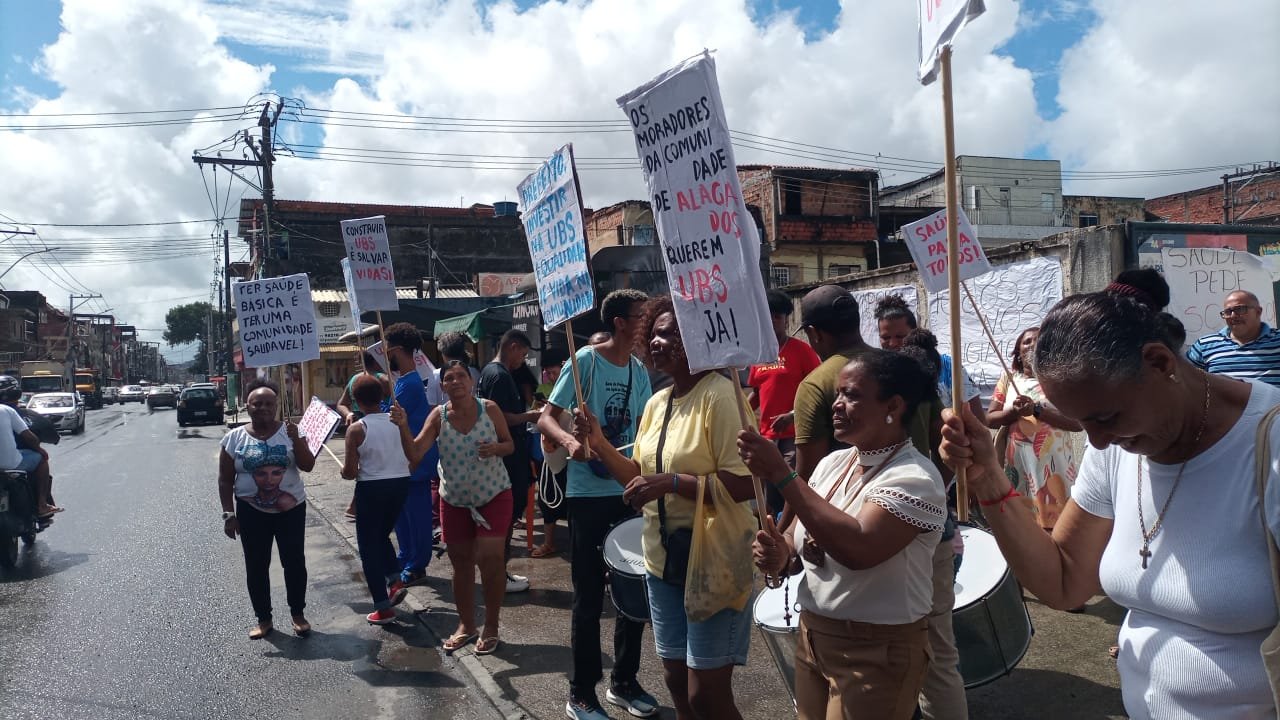 Lideranças comunitárias e conselheiros de saúde fizeram uma manifestação cobrando a UBS do Uruguai(em Salvador)