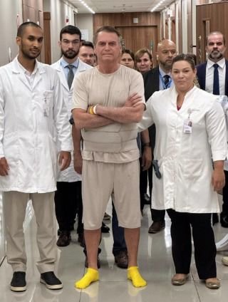 Bolsonaro recebe alta de hospital após 23 dias internado