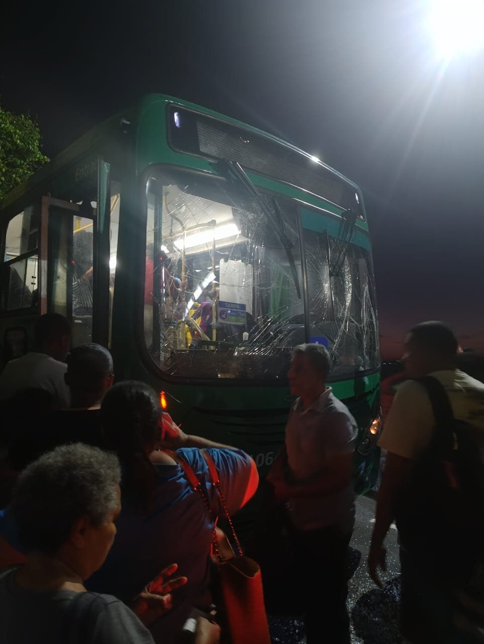 Três ônibus da Integra se envolvem em acidente
