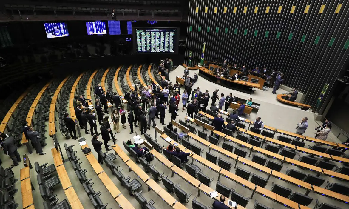 Brasil Ganhará 18 Novos Deputados; Decisão Gera Debate Sobre Gastos e Representatividade