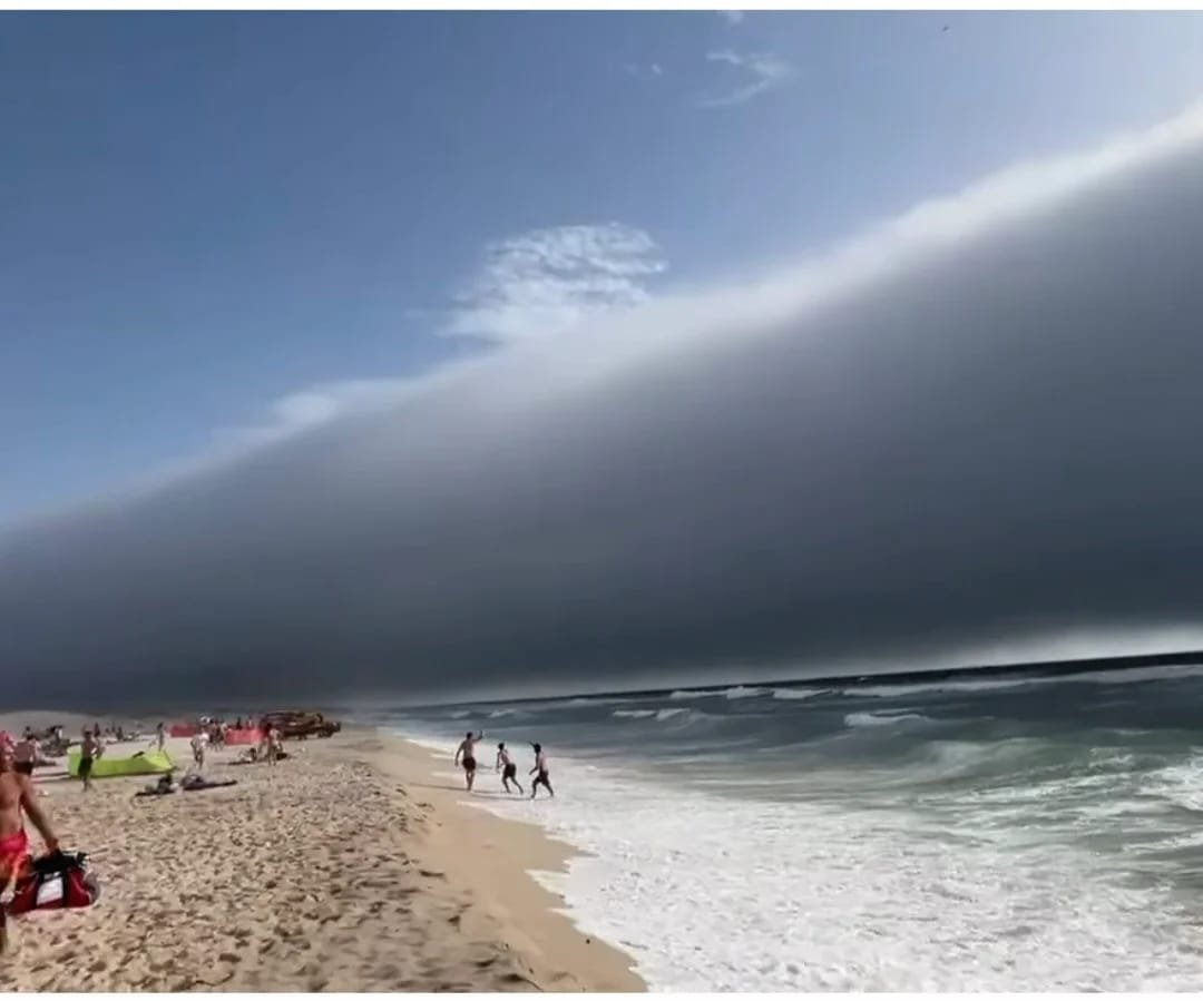 Veja a Tsunami de nuvens que assustou as praias em Portugal neste domingo