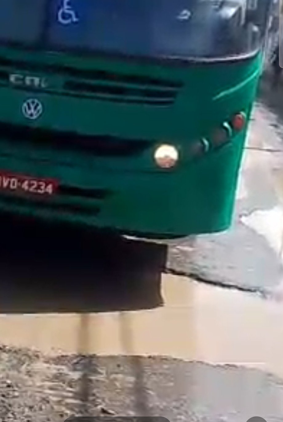 Denúncia – Rodoviários enfrentam um grande buraco na via do Estoque da Est. Pirajá