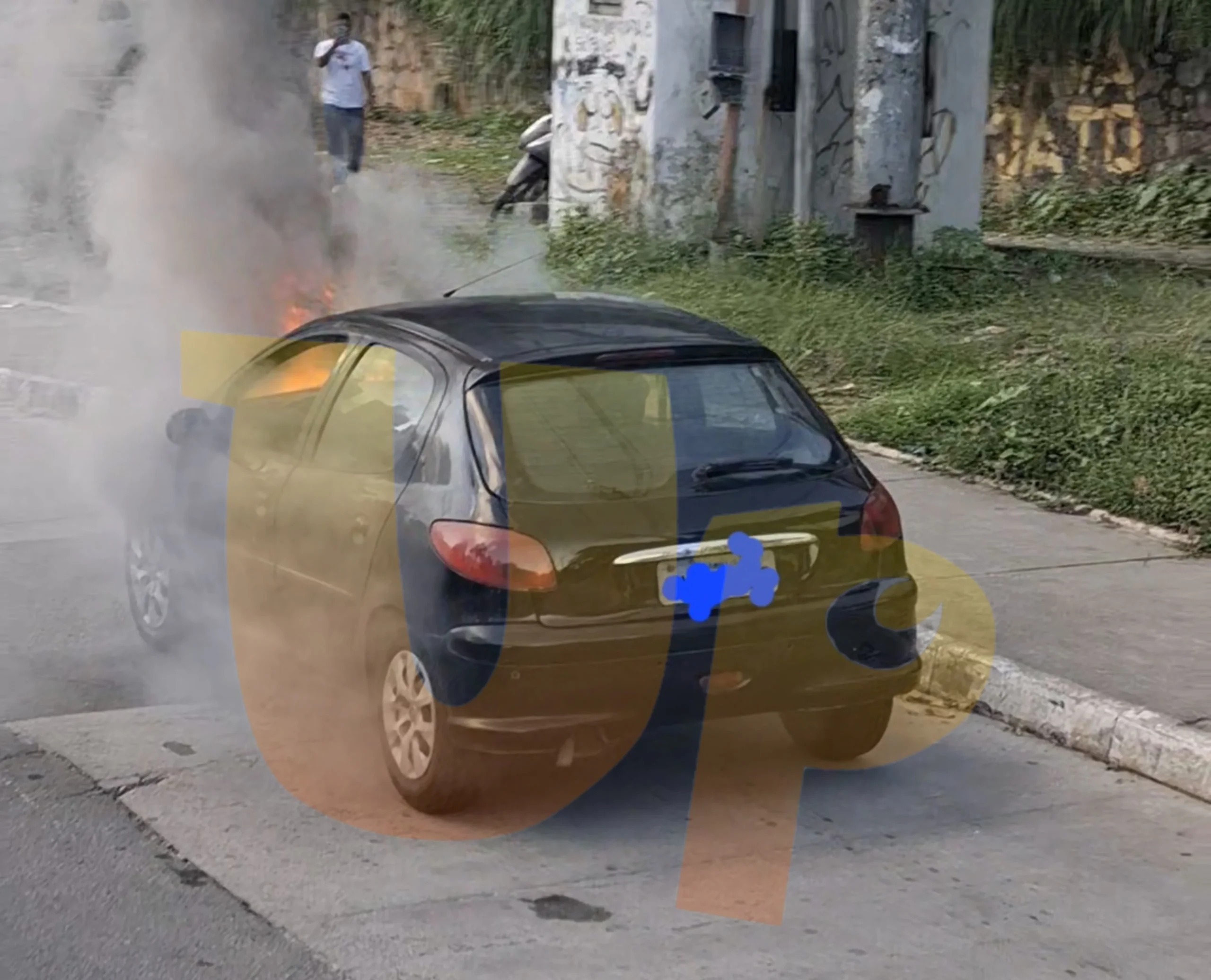 Carro pega fogo em via pública em Salvador e assusta populares; saiba o que fazer em casos assim