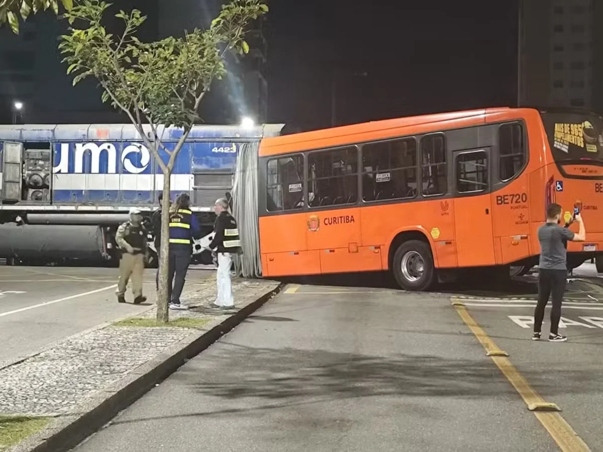 Ônibus biarticulado parte ao meio após colidir com trem em Curitiba