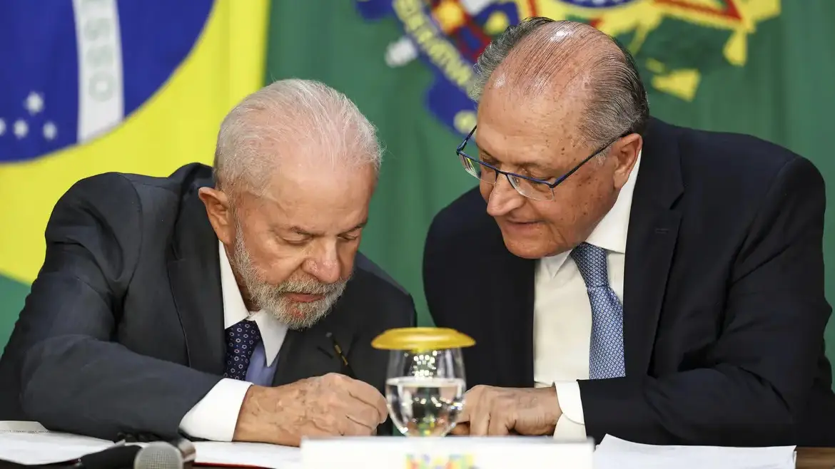 Lula denuncia falta de diálogo dos EUA e reage ao tarifaço de Trump: “Nem Alckmin foi recebido”