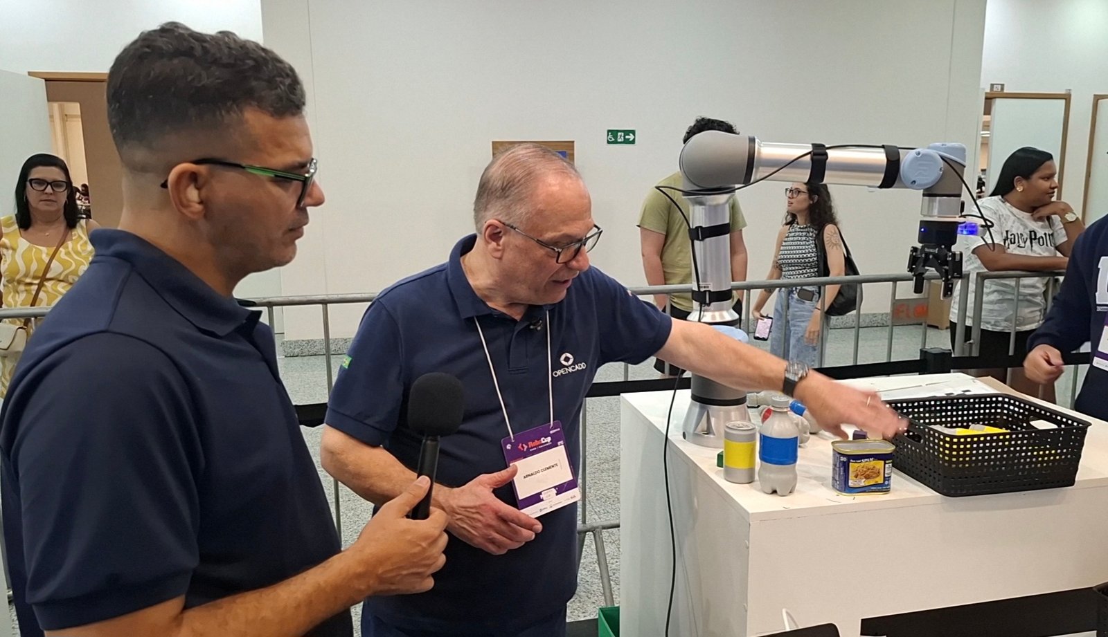 Competição com Braços robóticos desenvolvendo sistemas para soluções na sociedade