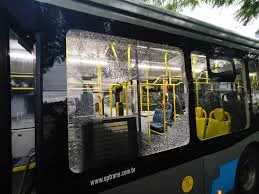 Aumento de vandalismo contra ônibus em São Paulo gera crise no transporte coletivo São Paulo