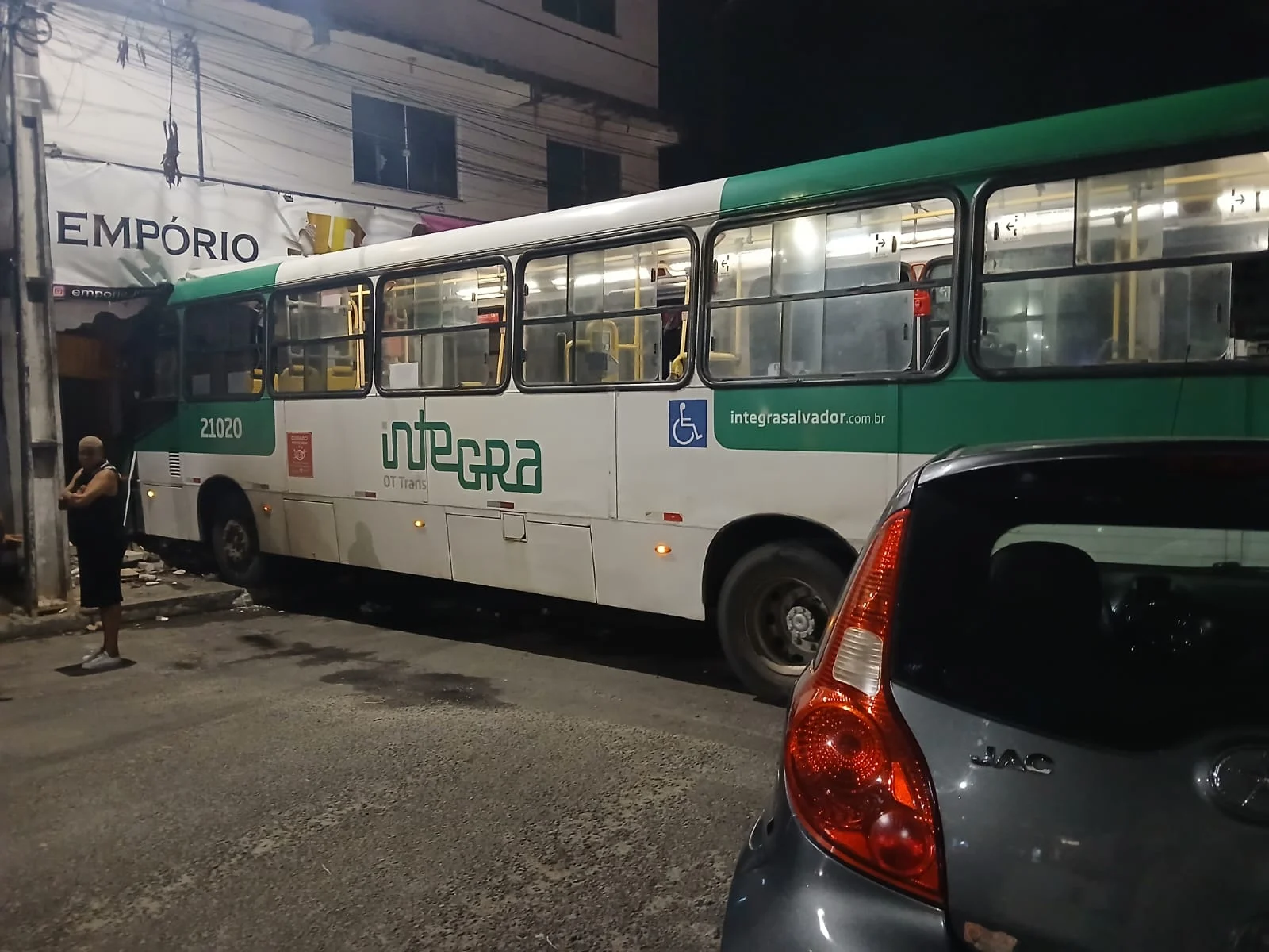 Grave acidente de ônibus deixa feridos na Boca da Mata, em Salvador, nesta quinta (04)