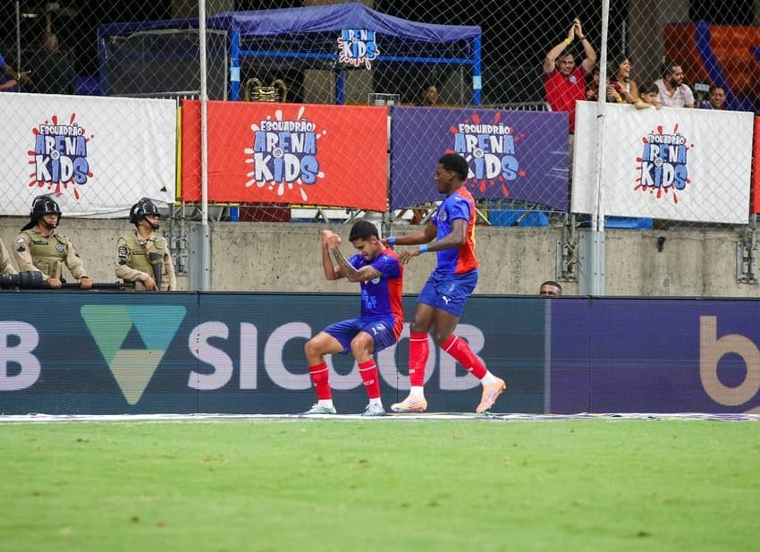 Bahia atropela o Grêmio e segue vivo na luta por vaga no G-4