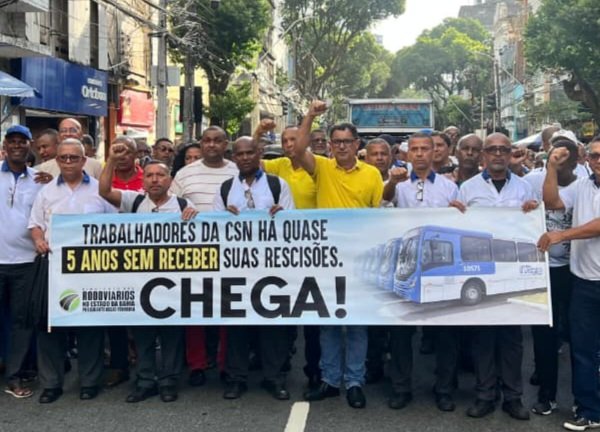 Trabalhadores realizam passeata em Salvador cobrando ao prefeito Bruno Reis o pagamento das rescisões