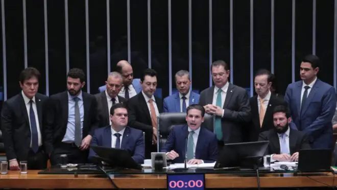 Veja como votaram os deputados baianos no projeto que tenta salvar Bolsonaro e os réus do 8 de Janeiro