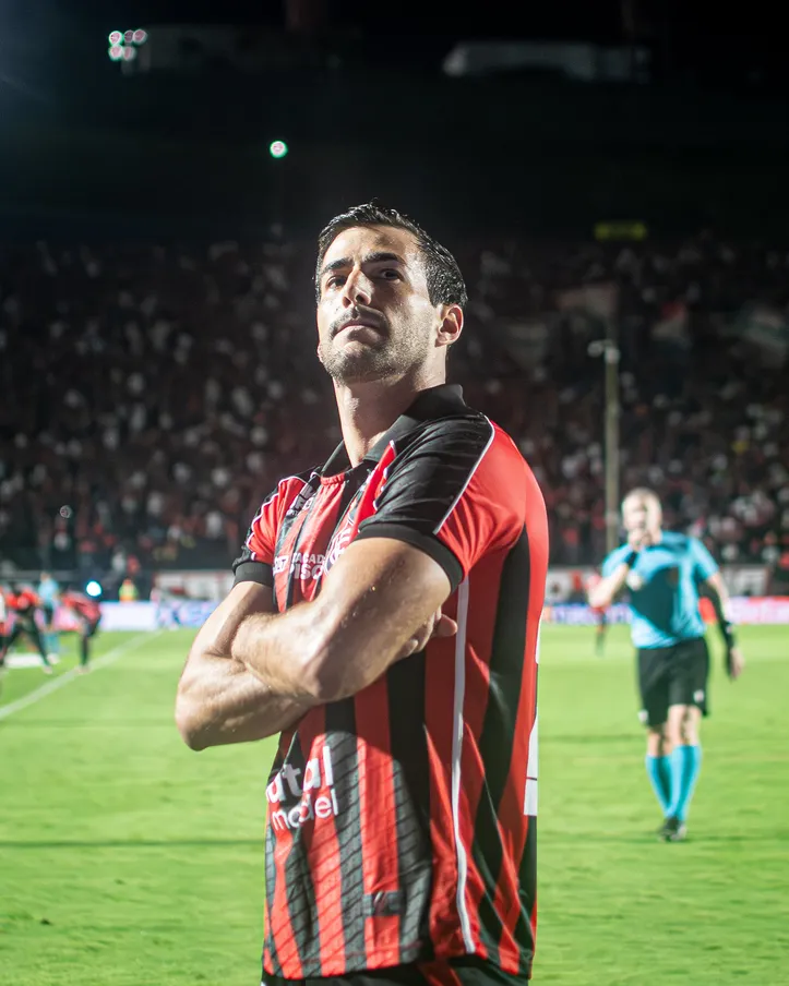 Titular do Vitória confirma saída: “É uma decisão de vida”