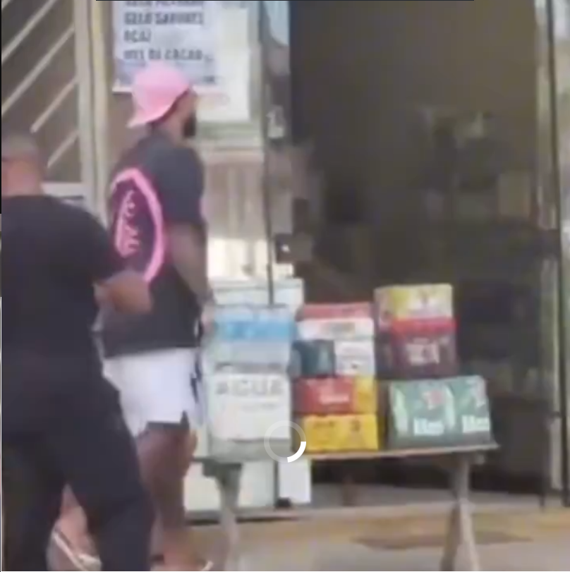 Memphis Depay passeia pelas ruas de Itacaré