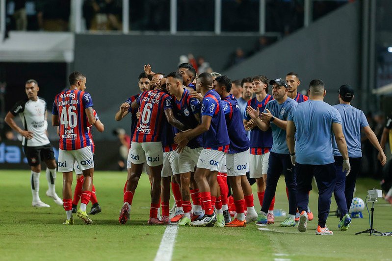 Assista o Bahia vence o Corinthians de virada na estreia do Brasileirão