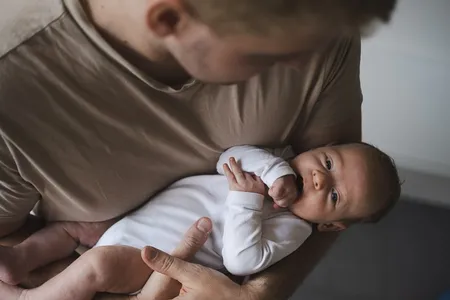 PL que amplia licença-paternidade para 20 dias é aprovado no Senado