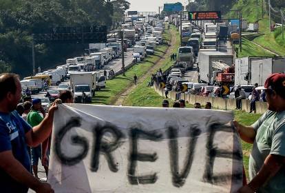 Greve de caminhoneiros pode ocorrer até o fim da semana com diesel em alta