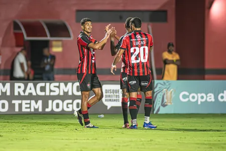 Com reservas, Vitória vence o Piauí e mantém liderança no Nordestão