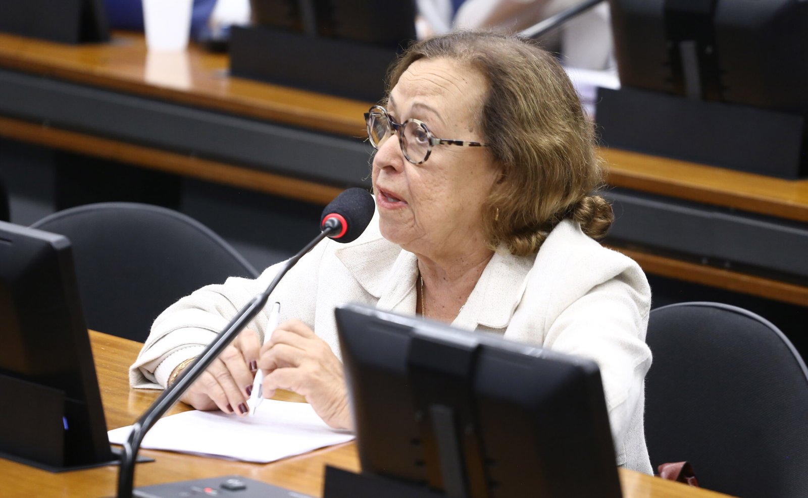 Fim da escala 6×1: “Trabalhadores clamam por isso”, diz deputada baiana que integra CCJ