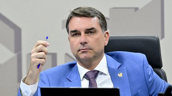 Flávio Bolsonaro toma medida de emergência nesta terça-feira (19) para salvar pré-campanha junto à bancada do PL após escândalo com Vorcaro