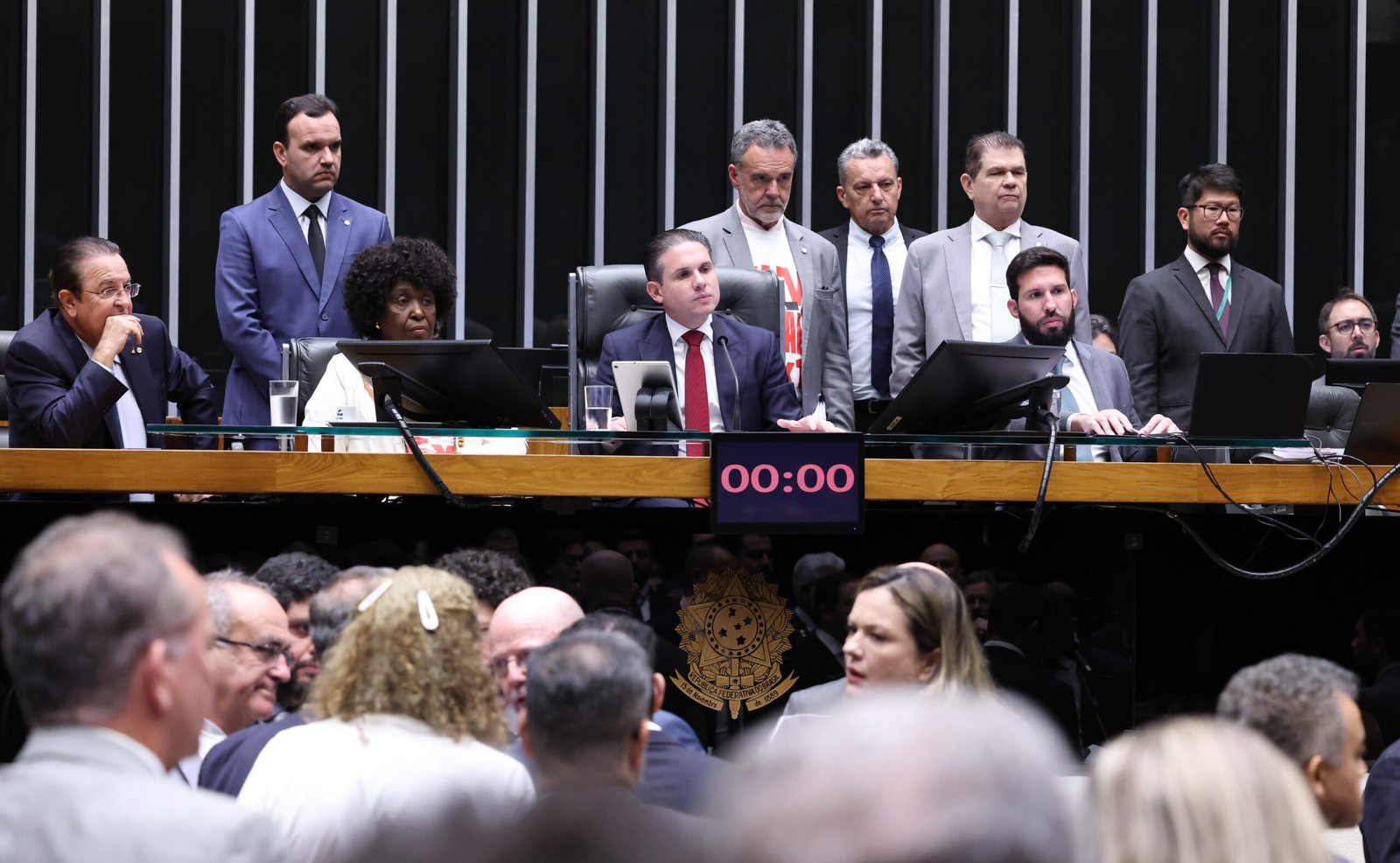 Deputados aprovam fim da escala 6×1 e PEC segue para análise no Senado
