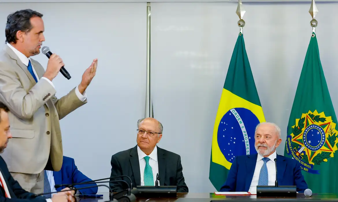 Governo Lula acaba com “taxa das blusinhas” em compras internacionais
