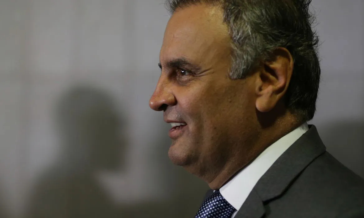 Após desgaste de Flávio, PSDB avalia lançar Aécio Neves à Presidência