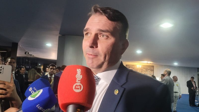 Prisão preventiva de Flávio Bolsonaro é pedida por deputado após áudio com pedido de dinheiro ao Banco Master
