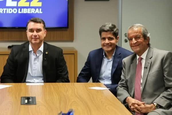Prefeito expõe real relação entre Flávio Bolsonaro e ACM Neto: “Grande simpatia”