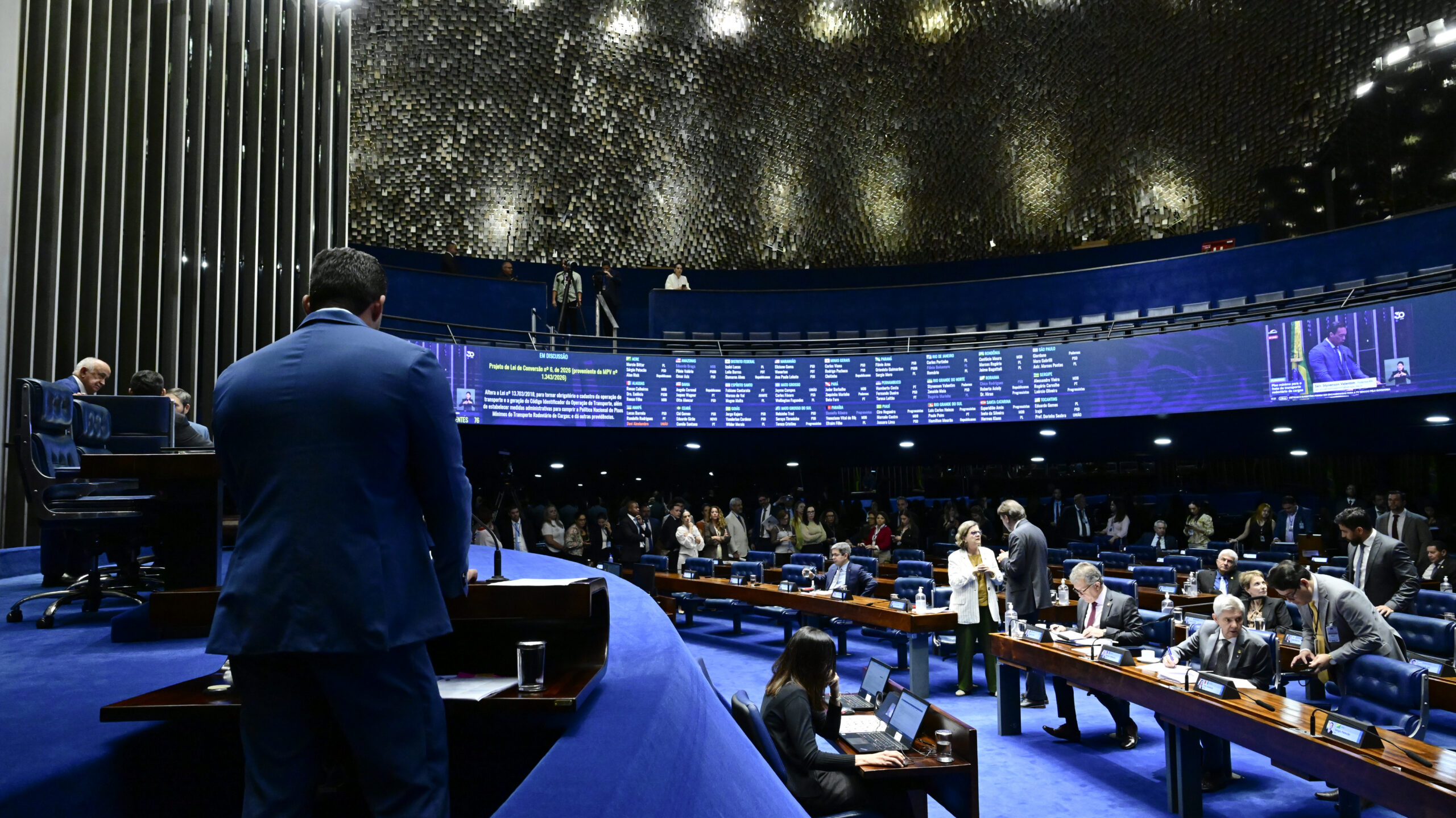 Plenário do Senado Federal durante sessão deliberativa ordinária. Ordem do dia. Na pauta, a deliberação das Medidas Provisórias nºs 1.342 e 1.344, de 2026, e dos demais itens constantes da pauta publicada pela Secretaria-Geral da Mesa. À tribuna, em discurso, relator-revisor do PLV 6/2026 no Senado Federal, senador Styvenson Valentim (Podemos-RN). Mesa: presidente do Senado Federal, senador Davi Alcolumbre (União-AP); secretário-geral da Mesa do Senado Federal, Danilo Augusto Barboza de Aguiar. Foto: Waldemir Barreto/Agência Senado