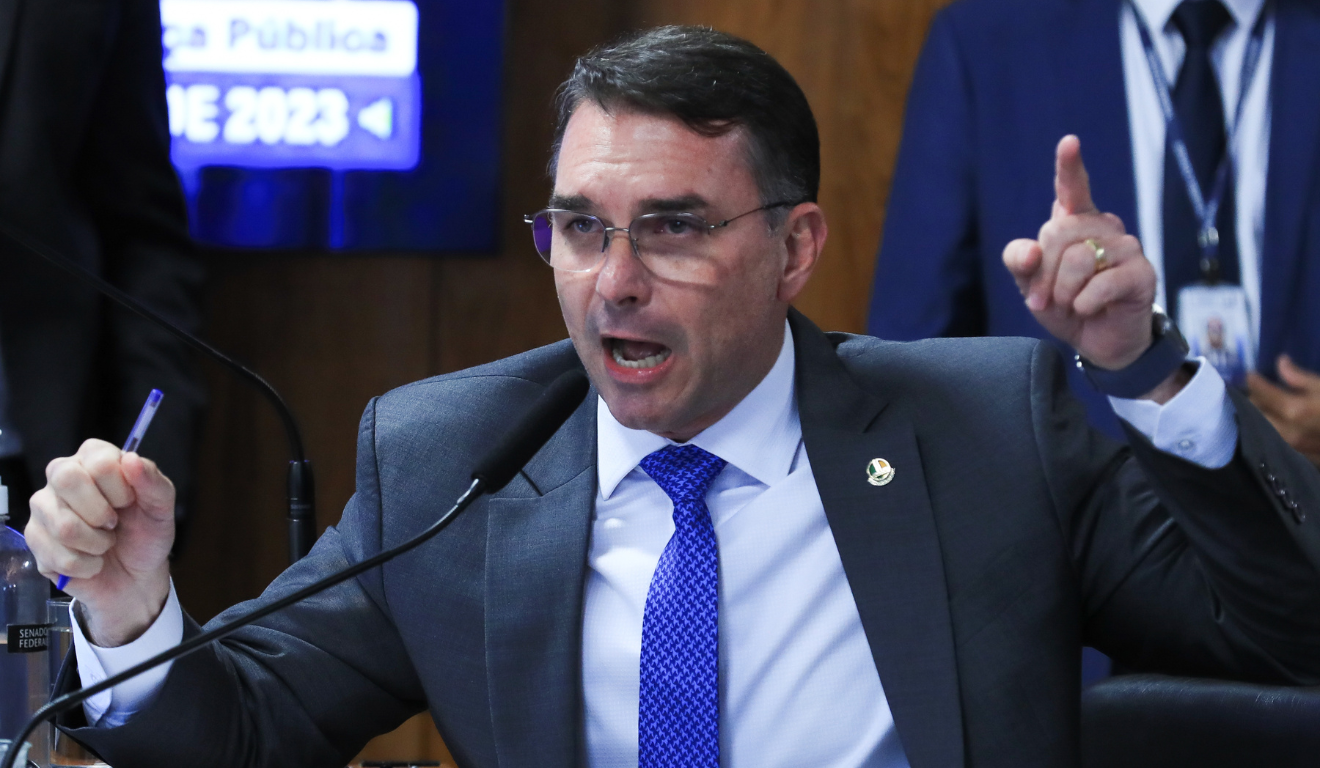 Flávio Bolsonaro nega ter recebido pagamento de empresa investigada no caso Master