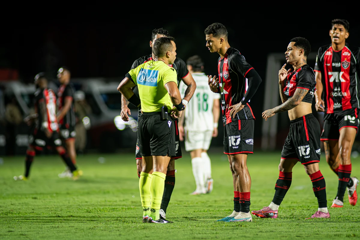 Vitória é goleado pelo Palmeiras em jogo marcado por polêmica na arbitragem