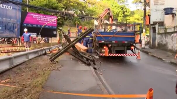 Ônibus bate em poste, causa incêndio e deixa moradores de São Marcos sem energia