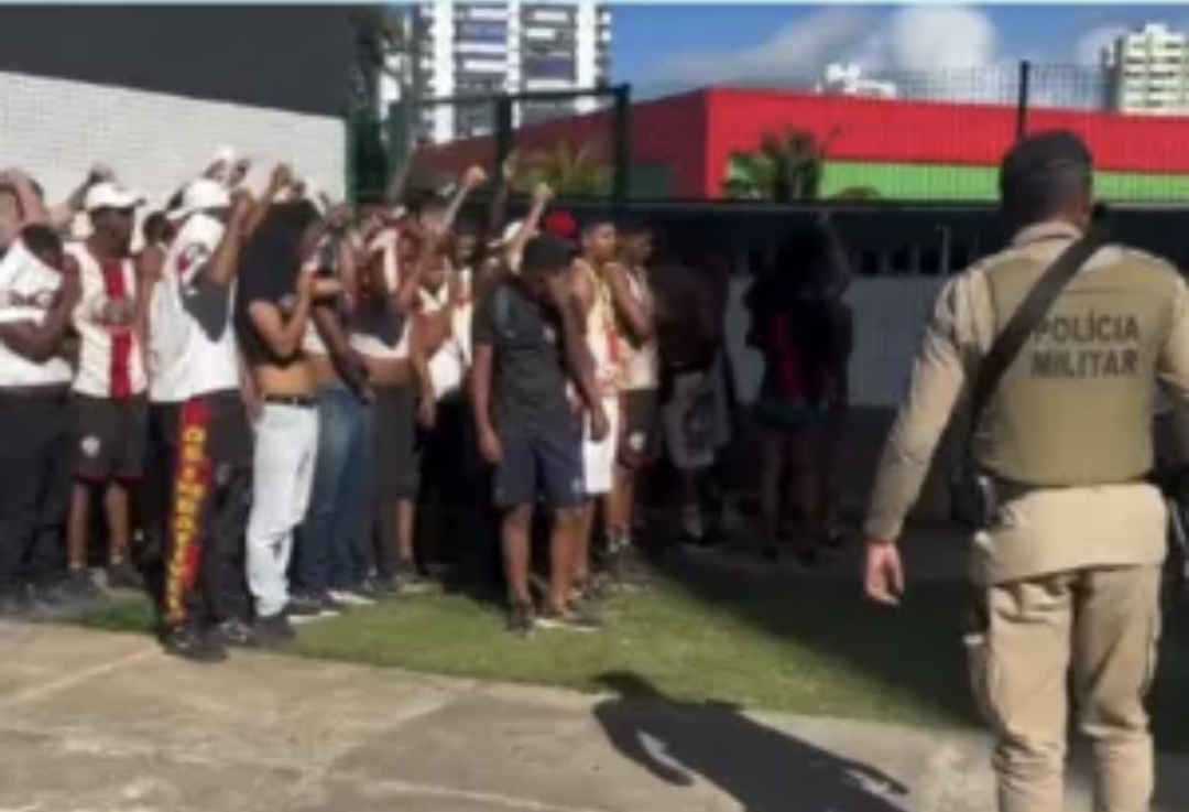 Ônibus do transporte público são alvo de vandalismo durante Ba-Vi em Salvador