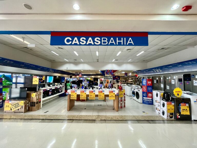 Comerciários realizam manifestação contra demissões na Casas Bahia em Salvador