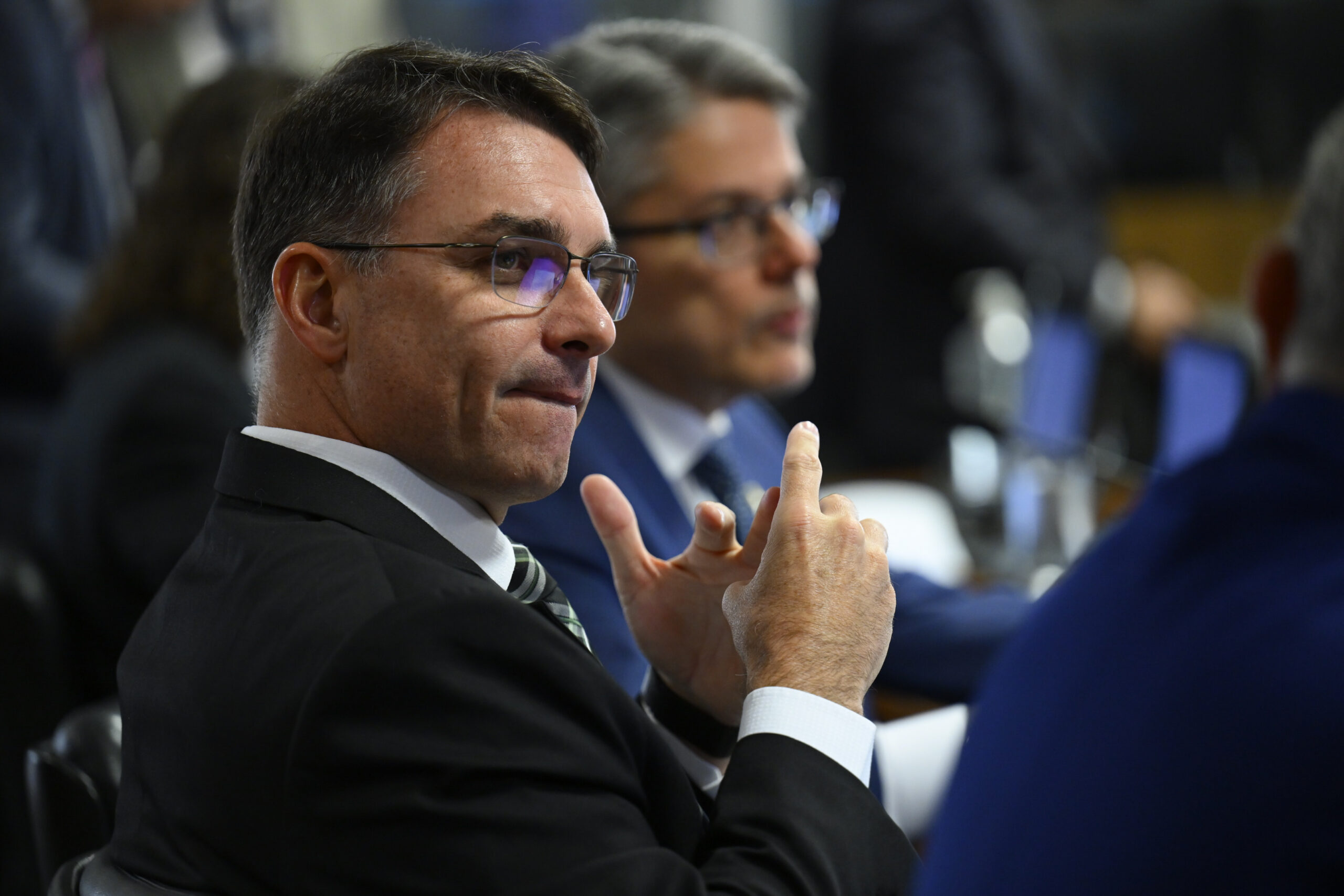 Comissão de Constituição, Justiça e Cidadania (CCJ) realiza reunião para analisar o PL 4.809/2024, que endurece a resposta penal a crimes violentos. Também estão em pauta o PL 116/2020, que caracteriza a violência eletrônica como forma de violência contra a mulher; o PL 680/2024, sobre transporte público individual, em turno suplementar; e o PLS 528/2015, que prevê panfletos em Braille nas campanhas eleitorais.
Bancada:
senador Flávio Bolsonaro (PL-RJ);
senador Alessandro Vieira (MDB-SE).
Foto: Andressa Anholete/Agência Senado
