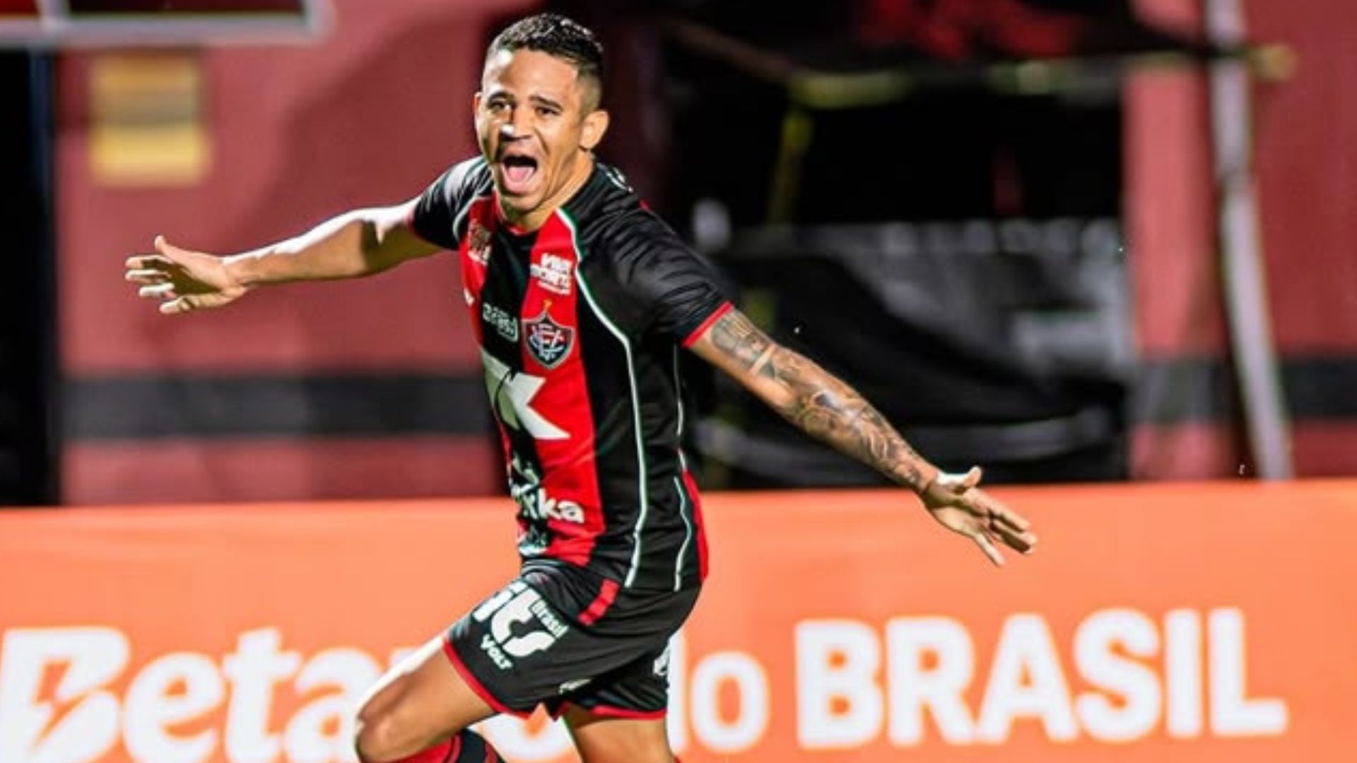 Em confronto de rubro-negros, Vitória leva a melhor e avança na Copa do Brasil