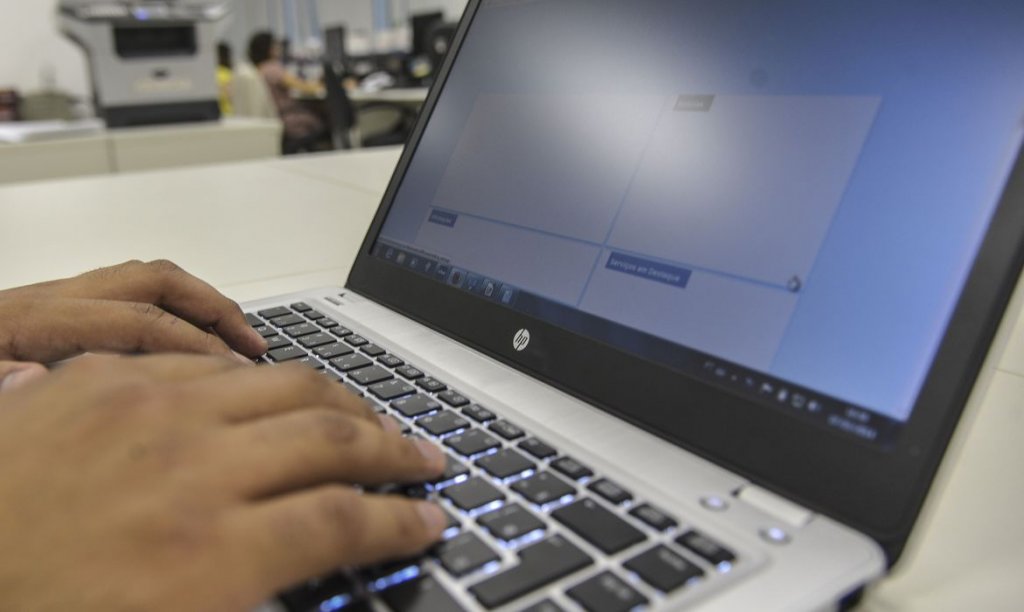 Dois adolescentes são identificados como autores de deepfake pornô com professora na Bahia