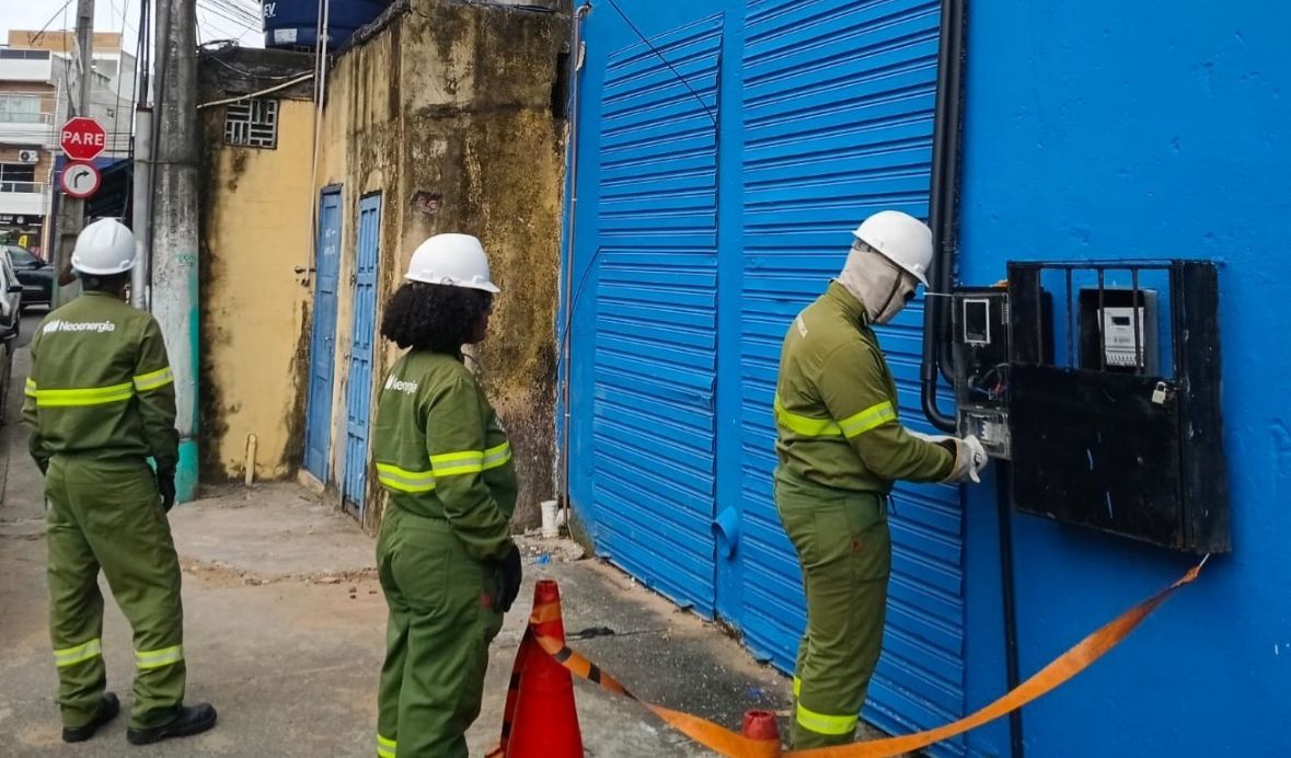 Operação contra furto de energia remove mais de 70 “gatos” em Salvador