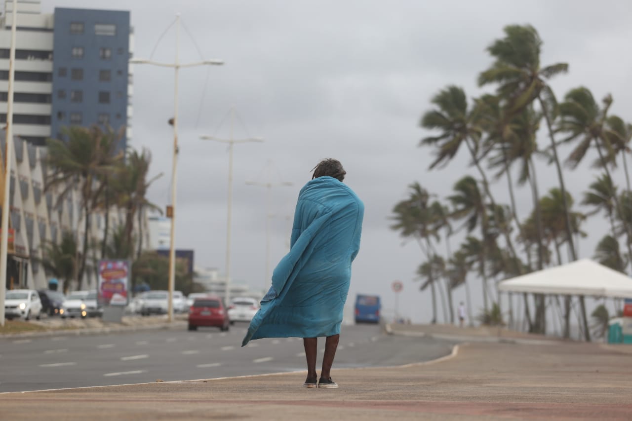 Frente fria chega à Bahia com ventos de até 70 km/h, raios e chuva forte