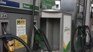 Governo reduz impostos sobre gasolina e etanol e cria subsídio para diesel; veja medidas
