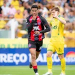 Renê discute com jogadores do Vitória após empate com o Mirassol