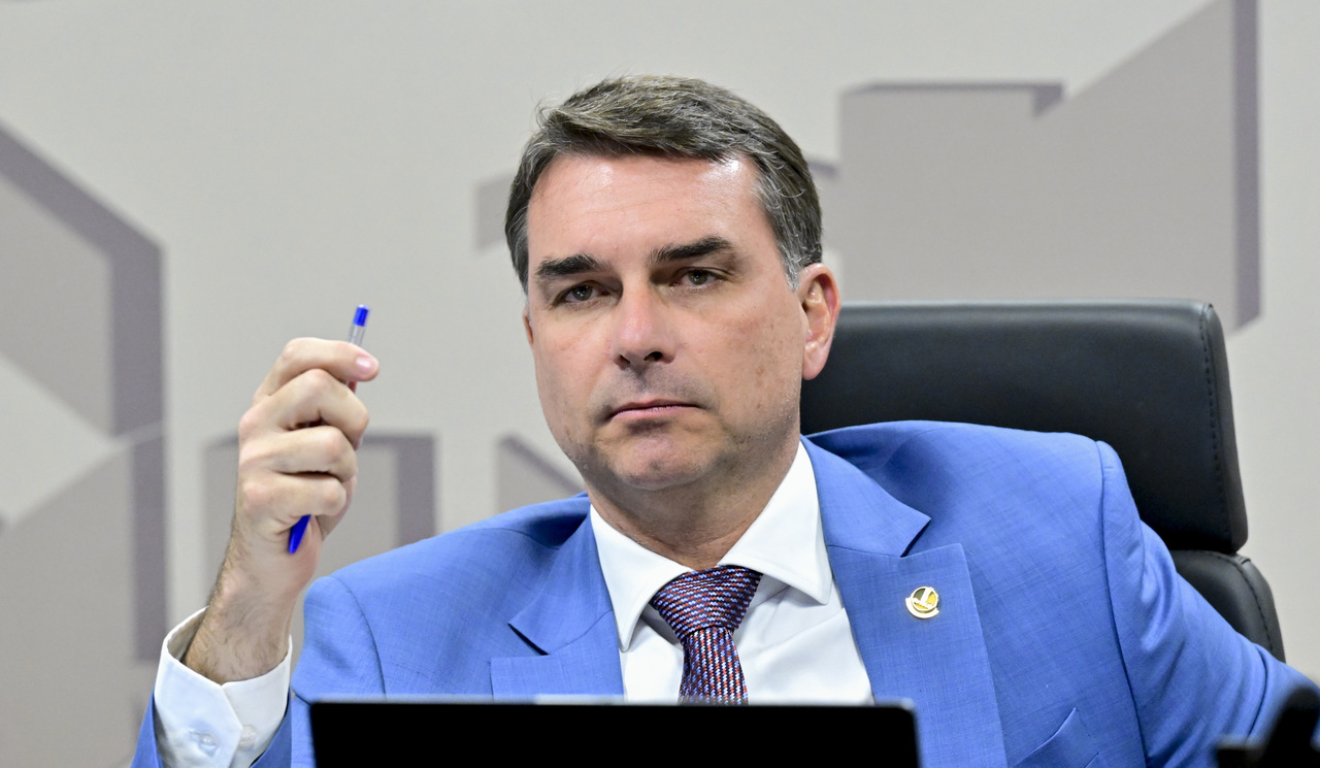 Mendonça multa Flávio Bolsonaro por propaganda contra Lula