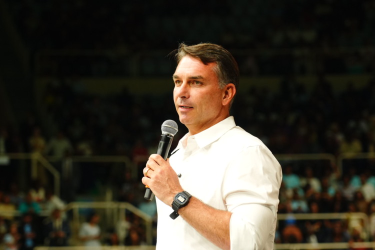 Flávio Bolsonaro diz que não irá a debate da Band neste domingo