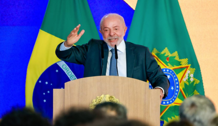 Assista Lula propõe Pé-de-Meia para universitários