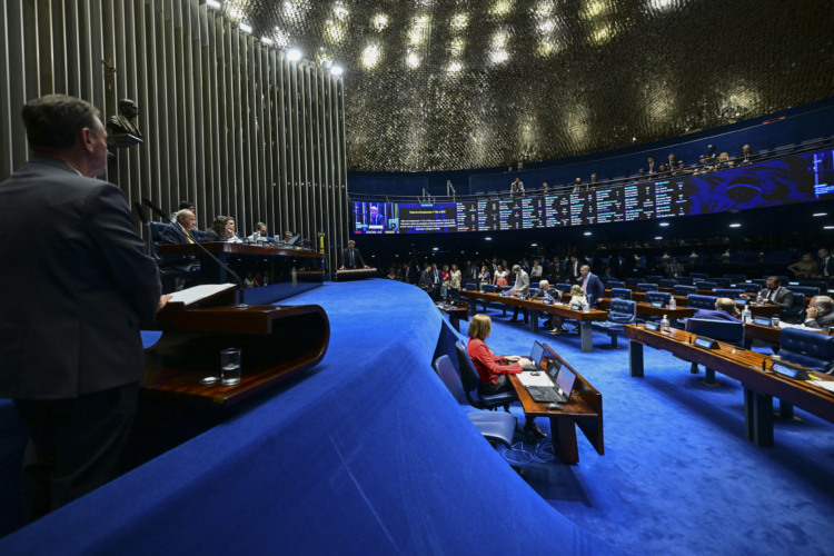 Plenário do Senado Federal durante sessão deliberativa ordinária. Ordem do dia. Na pauta, três acordos internacionais: o PDS 240/2011, que aprova o acordo de cooperação em defesa entre o Brasil e a Guiana; o PDL 344/2024, que aprova o acordo de cooperação na área de educação entre o Brasil e a Croácia; e o PDL 359/2024, que aprova o protocolo que altera a Convenção sobre Exposições Internacionais, assinada em Paris em 1928. Em discurso, à tribuna, senador Carlos Portinho (PL-RJ).Mesa: senador Chico Rodrigues (PSB-RR); senador Veneziano Vital do Rêgo (MDB-PB); presidente do Senado Federal, senador Davi Alcolumbre (União-AP); secretário-geral da Mesa do Senado Federal, Danilo Augusto Barboza de Aguiar.;senador Camilo Santana (PT-CE).Foto: Ton Molina/Agência Senado