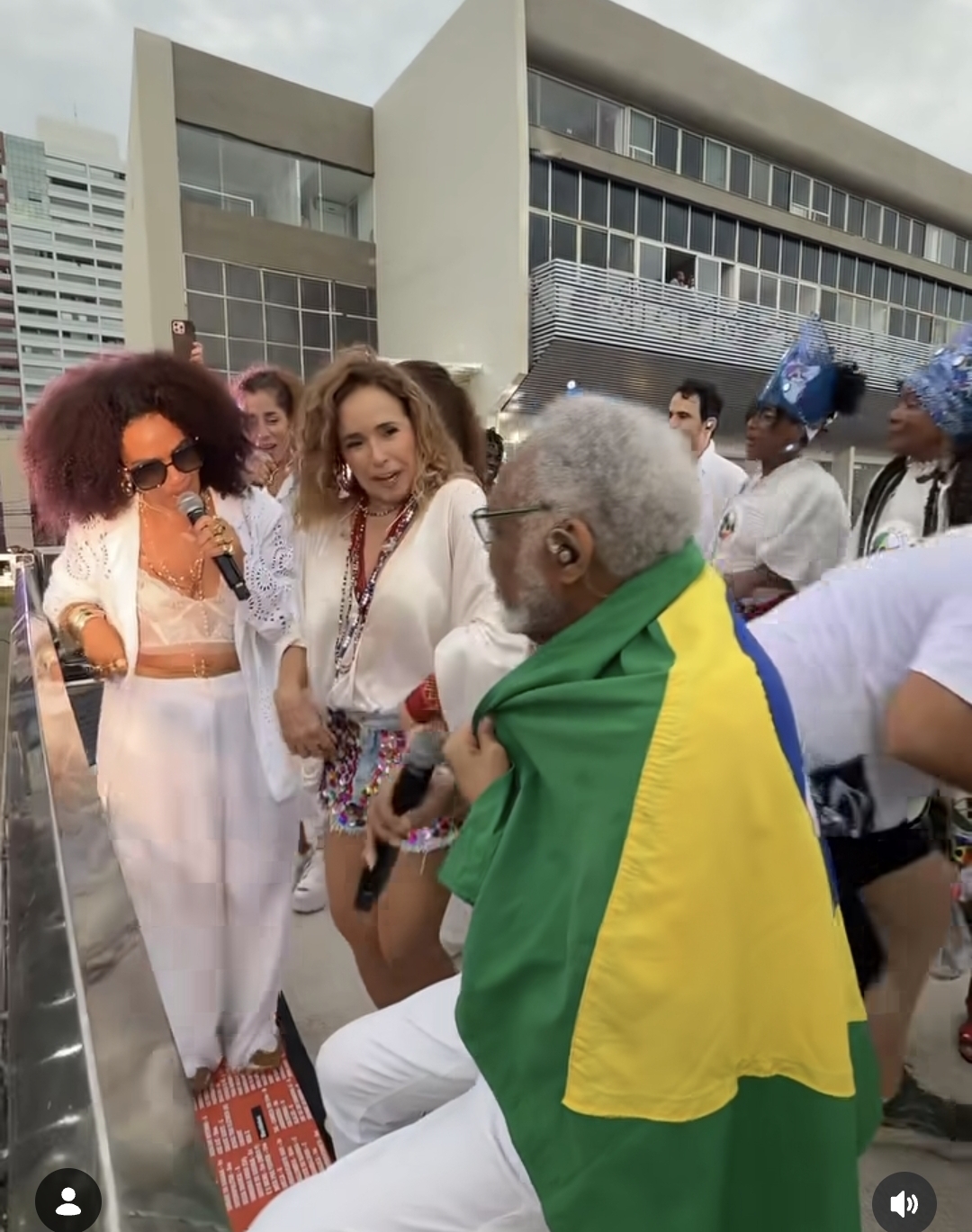 Assista ato pró-Lula reúne artistas e arrasta multidão em Salvador