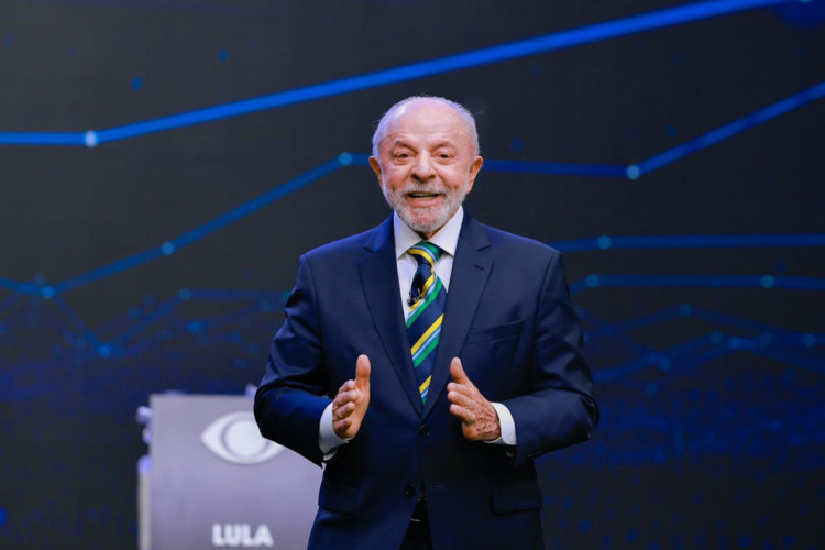 Lula anuncia abertura de sigilo das contas e cobra o mesmo de Flávio Bolsonaro