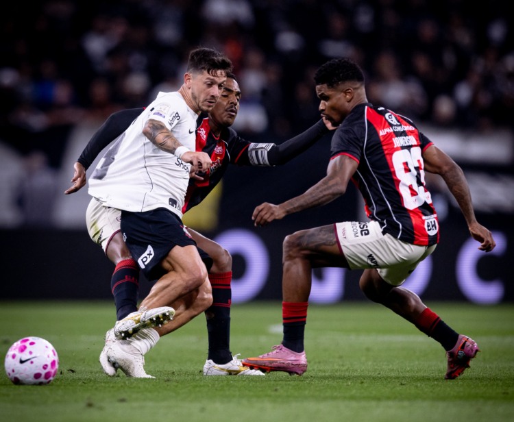 Vitória empata com Corinthians e segue sem vencer fora de casa no Brasileirão