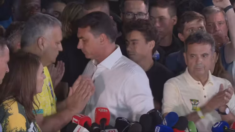 Assista Flávio Bolsonaro não reconhece vitória de Lula e diz que vai pedir anulação do resultado